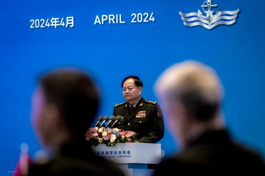 El general Zhang Youxia, vicepresidente de la Comisión Militar Central, habla en la inauguración del Simposio Naval del Pacífico Occidental en Qingdao, China, el 22 de abril de 2024. Según fuentes internas, Zhang y Xi han discrepado en cuestiones políticas importantes en los últimos años. Kevin Frayer/Getty Images