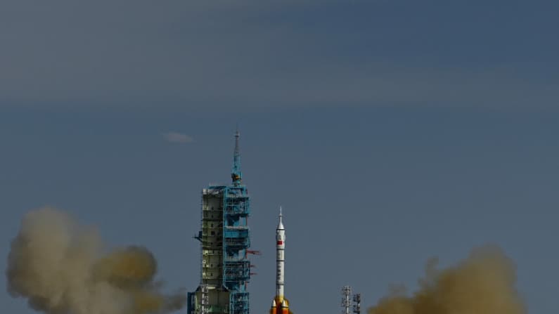 Astronautas chinos se varan en órbita tras presunto impacto de residuos espaciales