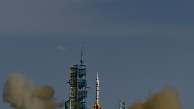 Astronautas chinos se varan en órbita tras presunto impacto de residuos espaciales