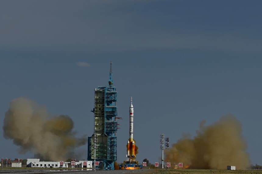 Astronautas chinos se varan en órbita tras presunto impacto de residuos espaciales