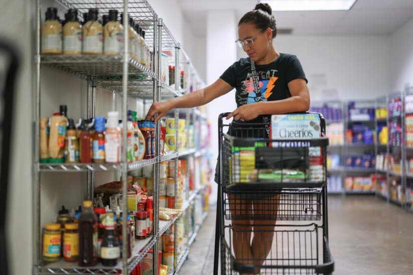 Ester Peña compra en el banco de alimentos Feeding South Florida el 27 de octubre de 2025 en Pembroke Park, Florida. (Joe Raedle/Getty Images).