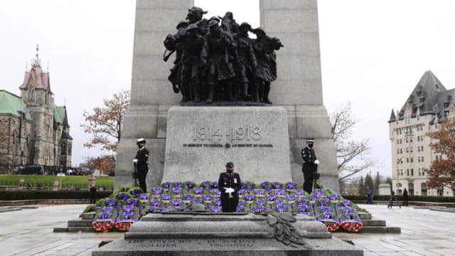 Centinelas montan guardia durante la ceremonia del Día del Recuerdo en el Monumento Nacional a los Caídos en Ottawa, el 11 de noviembre de 2020. The Canadian Press/Sean Kilpatrick