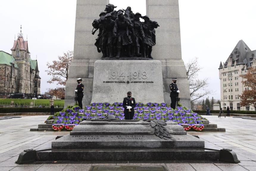 Centinelas montan guardia durante la ceremonia del Día del Recuerdo en el Monumento Nacional a los Caídos en Ottawa, el 11 de noviembre de 2020. The Canadian Press/Sean Kilpatrick