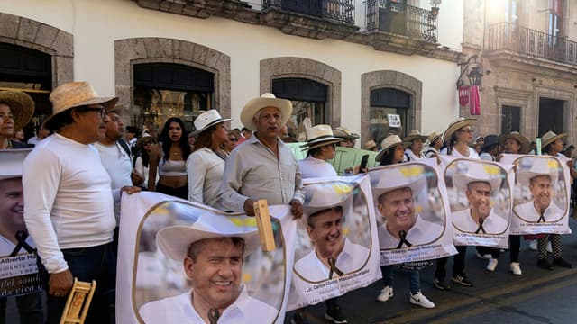 Simpatizantes del alcalde asesinado Carlos Manzo frente al Congreso del Estado de Michoacán durante la toma de protesta de su viuda, Grecia Quiroz, como alcaldesa de Uruapan, Morelia, Michoacán, México, el 5 de noviembre de 2025. (Foto de ENRIQUE CASTRO/AFP vía Getty Images)