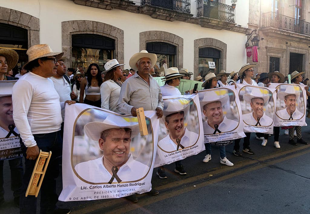 Simpatizantes del alcalde asesinado Carlos Manzo frente al Congreso del Estado de Michoacán durante la toma de protesta de su viuda, Grecia Quiroz, como alcaldesa de Uruapan, Morelia, Michoacán, México, el 5 de noviembre de 2025. (Foto de ENRIQUE CASTRO/AFP vía Getty Images)