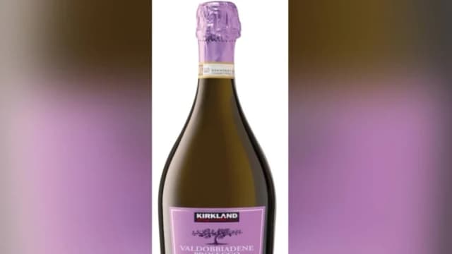 Imagen de la botella de vino Kirkland Signature Valdobbiadene Prosecco DOCG retirada del mercado. (Cortesía de la CPSC)