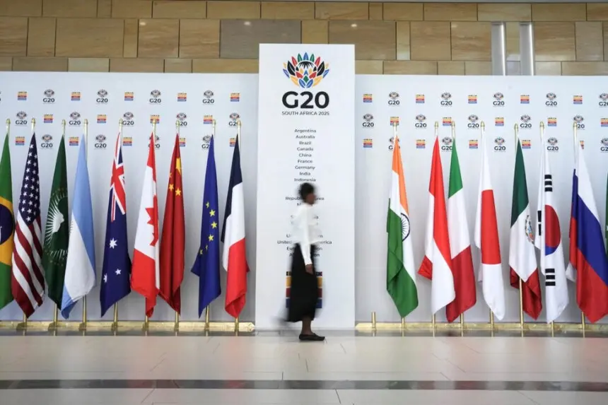 Una mujer camina por el Centro Internacional de Convenciones de Ciudad del Cabo durante la reunión de ministros de Finanzas del G20 celebrada en Ciudad del Cabo, Sudáfrica, el 24 de febrero de 2025. Reuters/Nic Bothma