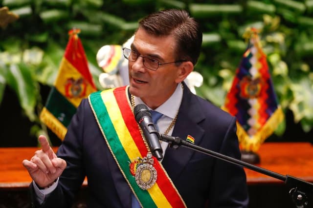 El presidente constitucional de Bolivia, Rodrigo Paz Pereira, pronuncia un discurso este sábado, luego de su investidura en La Paz, Bolivia. (EFE/ Luis Gandarillas POOL)