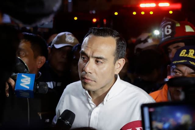 El presidente interino de Perú, José Jeri, habla con la prensa en el barrio de San Juan de Miraflores en Lima el 11 de octubre de 2025. (RENATO PAJUELO/AFP a través de Getty Images)