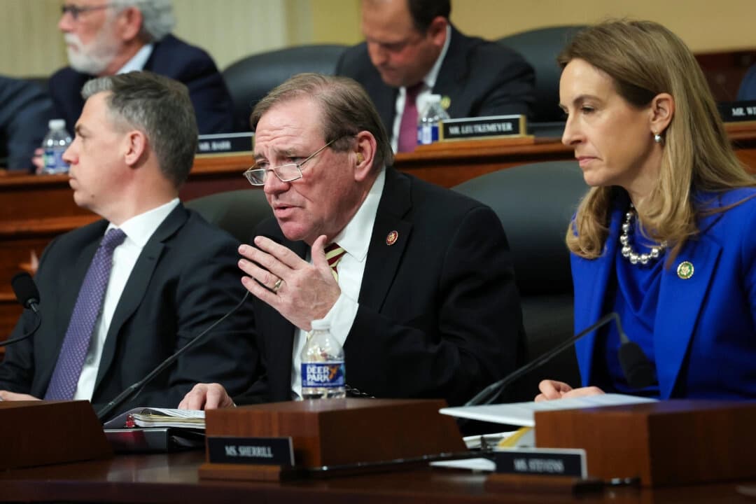 El representante estadounidense Neal Dunn (R-FL.) interroga a testigos en una audiencia del Comité Selecto de la Cámara de Representantes sobre la Competencia Estratégica entre Estados Unidos y el Partido Comunista Chino, en el Edificio de Oficinas Cannon de la Cámara de Representantes en Washington, D.C., el 28 de febrero de 2023. (Kevin Dietsch/Getty Images)