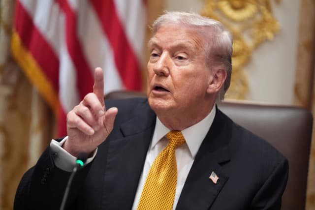 El presidente Donald Trump habla con la prensa durante una reunión con el primer ministro húngaro Viktor Orbán en el Salón del Gabinete de la Casa Blanca, en Washington, el 7 de noviembre de 2025. (Foto AP/Evan Vucci)