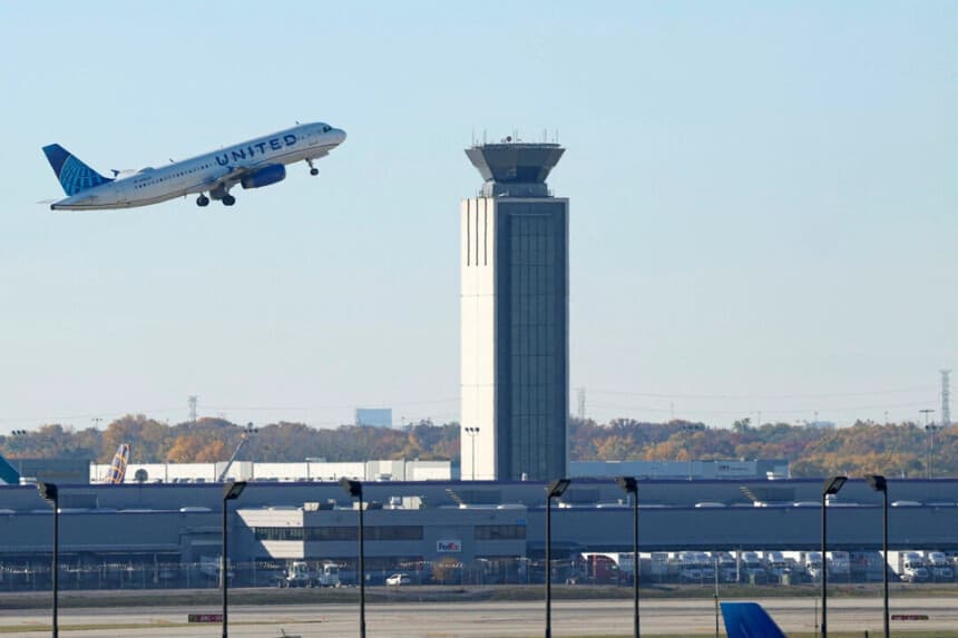 Un avión de pasajeros de United Airlines despega del Aeropuerto Internacional O'Hare de Chicago el 7 de noviembre de 2025. Kamil Krzaczynski/AFP a través de Getty Images