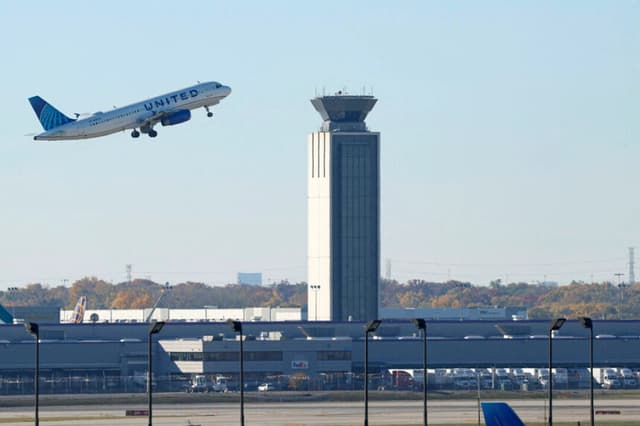 Un avión de pasajeros de United Airlines despega del Aeropuerto Internacional O'Hare de Chicago el 7 de noviembre de 2025. Kamil Krzaczynski/AFP a través de Getty Images