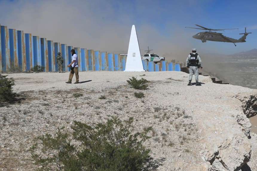 Integrantes del Ejército mexicano observan un helicóptero del Ejército de los Estados Unidos volando el viernes 7 de noviembre de 2025, en la franja fronteriza en Ciudad Juárez (México) en una intensa movilización del jueves y viernes en la franja fronteriza entre Ciudad Juárez, Chihuahua (México) y El Paso, Texas (EEUU) tras reportes de ataques armados contra agentes de la Oficina de Aduanas y Protección Fronteriza de Estados Unidos (CBP, en inglés), confirmaron autoridades locales. (EFE/ Luis Torres)