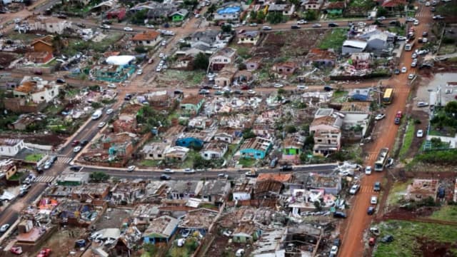 Vista aérea de las casas destruidas tras el paso de un tornado por Río Bonito do Iguaçu, en el estado brasileño de Paraná, el 8 de noviembre de 2025. (Gobierno del estado de Paraná/Comunicado vía Reuters)