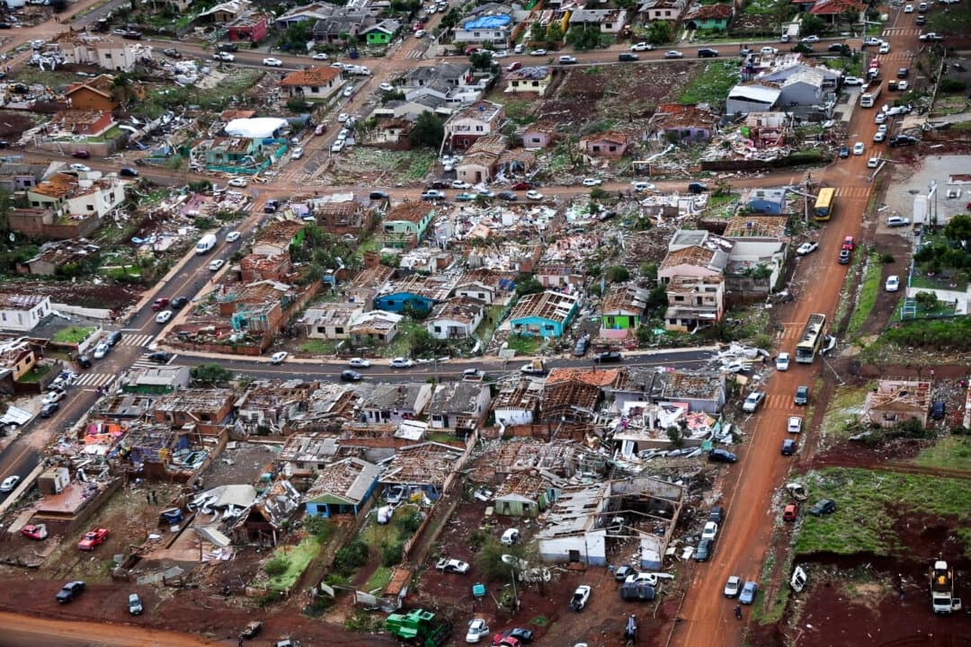 Vista aérea de las casas destruidas tras el paso de un tornado por Río Bonito do Iguaçu, en el estado brasileño de Paraná, el 8 de noviembre de 2025. (Gobierno del estado de Paraná/Comunicado vía Reuters)