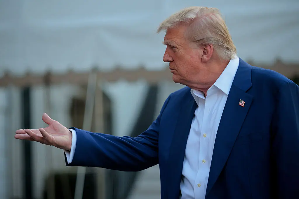 El presidente de Estados Unidos, Donald Trump, habla con los periodistas antes de subir al helicóptero presidencial Marine One y salir de la Casa Blanca el 24 de junio de 2025 en Washington. (Chip Somodevilla/Getty Images)