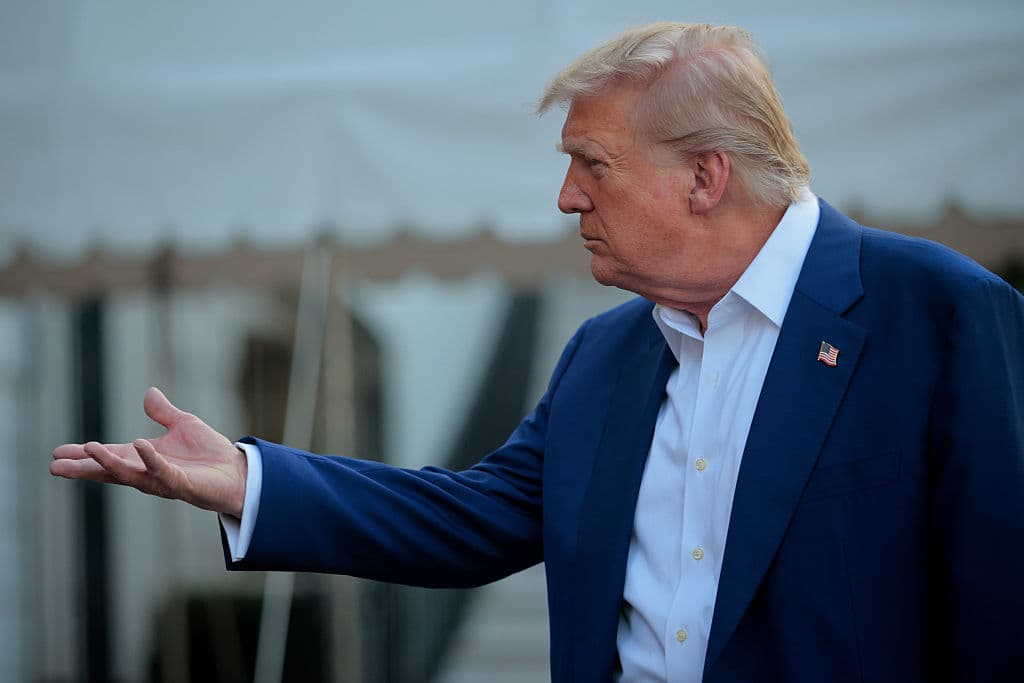 El presidente de Estados Unidos, Donald Trump, habla con los periodistas antes de subir al helicóptero presidencial Marine One y salir de la Casa Blanca el 24 de junio de 2025 en Washington. (Chip Somodevilla/Getty Images)
