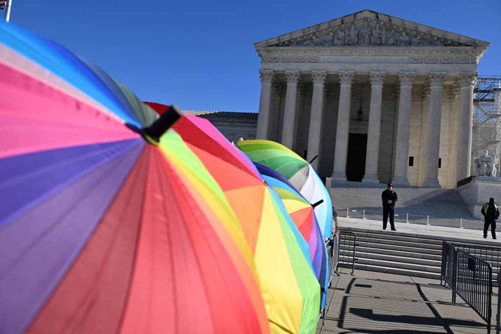 La Suprema Corte de Justicia de los Estados Unidos, vista el 4 de diciembre de 2024 en Washington, D.C., está escuchando los argumentos orales sobre si los estados pueden prohibir ciertos tratamientos médicos de transición de género para los jóvenes. El caso fue presentado por tres adolescentes transgénero, sus padres y un médico que buscan garantizar el acceso a la atención médica que, según ellos, es fundamental. (ROBERTO SCHMIDT/AFP vía Getty Images)