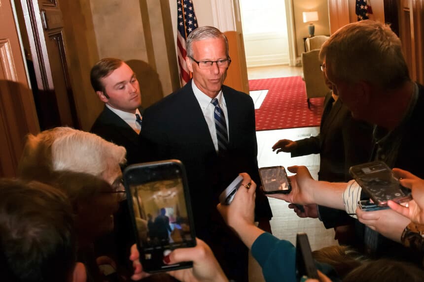 El líder de la mayoría del Senado, John Thune (R-SD) habla con los periodistas mientras regresa a su oficina tras intervenir en el pleno del Senado de Estados Unidos el 7 de noviembre de 2025 en Washington D. C. (Foto de Samuel Corum/Getty Images)