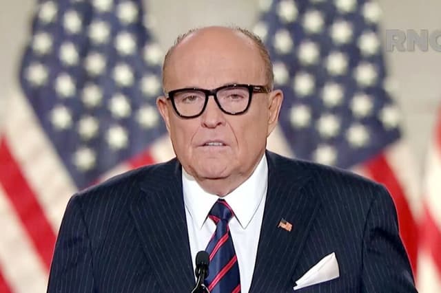 Trump concede perdón a Giuliani y figuras clave implicadas en impugnación electoral del 2020
