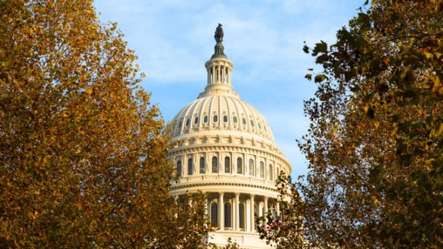El Capitolio de los Estados Unidos se ve en el 40.º día del cierre del Gobierno, el 9 de noviembre de 2025, en Washington D. C. El Senado se reunió en una sesión extraordinaria dominical con el fin de poner fin al cierre del Gobierno. (Foto de Anna Rose Layden/Getty Images)