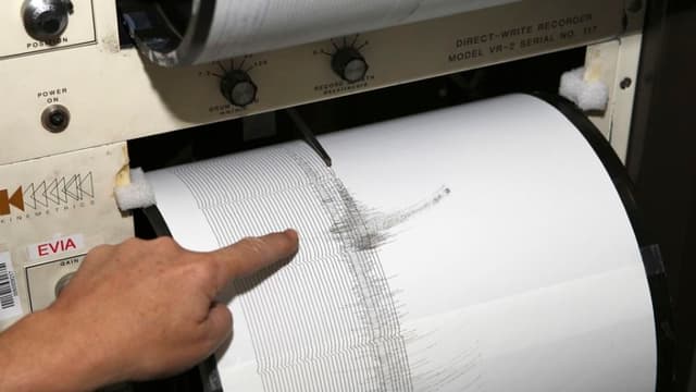 Imagen de archivo de un sismógrafo registrando un terremoto. (EFE/J.L. Pino)