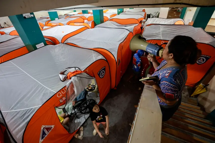 Un centro de evacuación montado ante la llegada del supertifón Fung-Wong en la provincia de Catanduanes. El supertifón Fung-Wong tocó tierra en la localidad de Dinalungan, en la provincia de Aurora en la isla de Luzón, norte de Filipinas, informó la autoridad metereológica del país. (EFE/EPA/ROLEX DELA PENA)