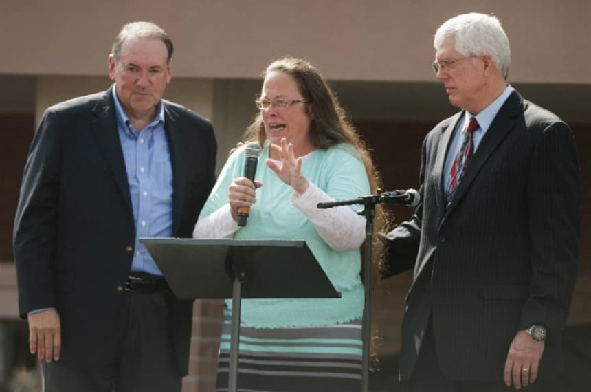 Kim Davis, secretaria del Tribunal del Condado de Rowan, posa junto a su abogado, Mat Staver (derecha), y el entonces candidato presidencial republicano Mike Huckabee (izquierda) frente al Centro de Detención del Condado de Carter en Grayson, Kentucky, el 8 de septiembre de 2015. (Ty Wright/Getty Images)