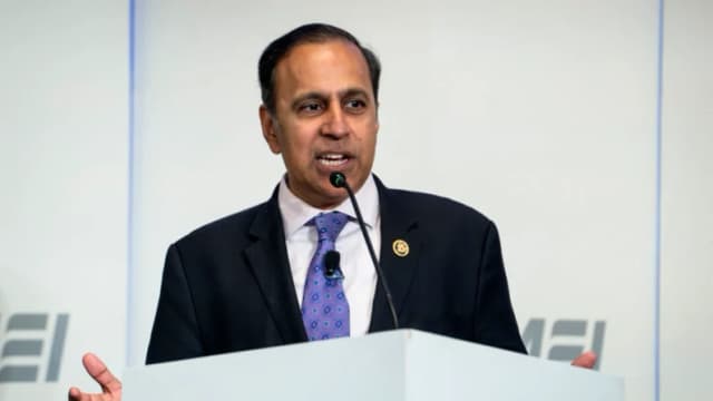 El representante Raja Krishnamoorthi (D-Ill.), miembro de mayor rango del Comité Selecto de la Cámara de Representantes sobre la Competencia Estratégica entre Estados Unidos y el PCCh, intervino en el American Enterprise Institute (AEI) en Washington el 25 de septiembre de 2024. (Madalina Vasiliu/The Epoch Times)