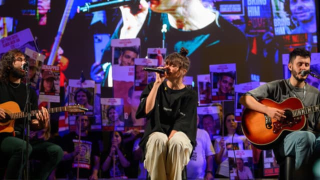 Noga Erez canta en la manifestación "International Rally - United We Bring Them Home" (Manifestación internacional: unidos los traemos a casa) en la Plaza de los Rehenes el 18 de mayo de 2024 en Tel Aviv, Israel. (Alexi J. Rosenfeld/Getty Images)