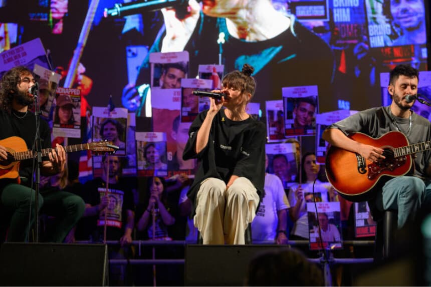 Noga Erez canta en la manifestación "International Rally - United We Bring Them Home" (Manifestación internacional: unidos los traemos a casa) en la Plaza de los Rehenes el 18 de mayo de 2024 en Tel Aviv, Israel. (Alexi J. Rosenfeld/Getty Images)
