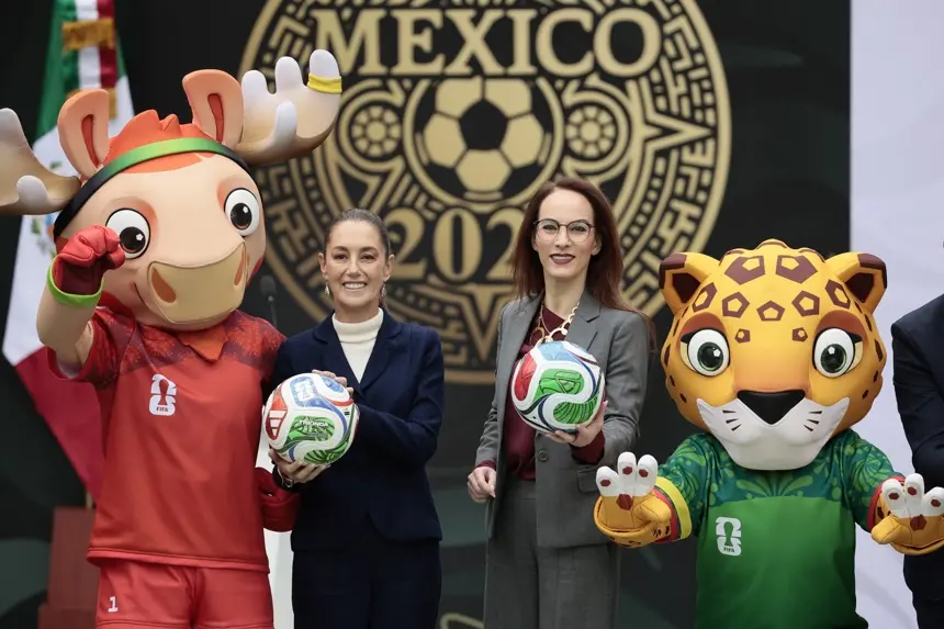 La presidenta de México Claudia Sheibaum (2-Izq.), y la coordinadora de los trabajos del Gobierno Federal para el Mundial 2026, Gabriela Cuevas Barrón (2-Der.), posan con las mascotas de la Copa Mundial de la FIFA 2026, el alce Maple (Izq.) y el jaguar Zayu (Dcha.), durante una rueda de prensa en el Complejo Cultural Los Pinos de la Ciudad de México, México. (EFE/José Méndez)