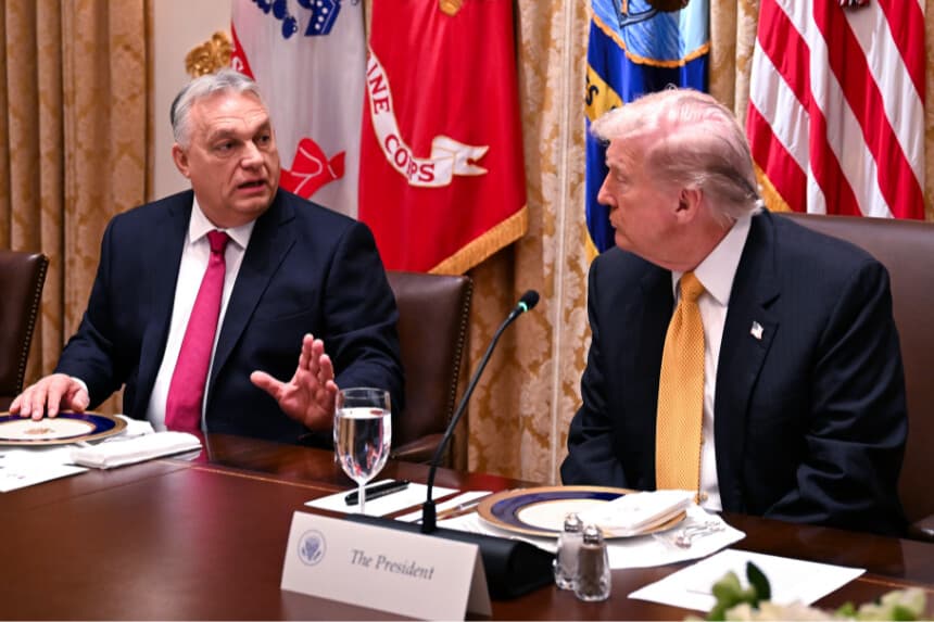 El presidente Donald Trump se reúne con el primer ministro de Hungría, Viktor Orban (izq.), durante un almuerzo bilateral en la Casa Blanca el 7 de noviembre de 2025 en Washington, D.C. (Foto de Roberto Schmidt/Getty Images)