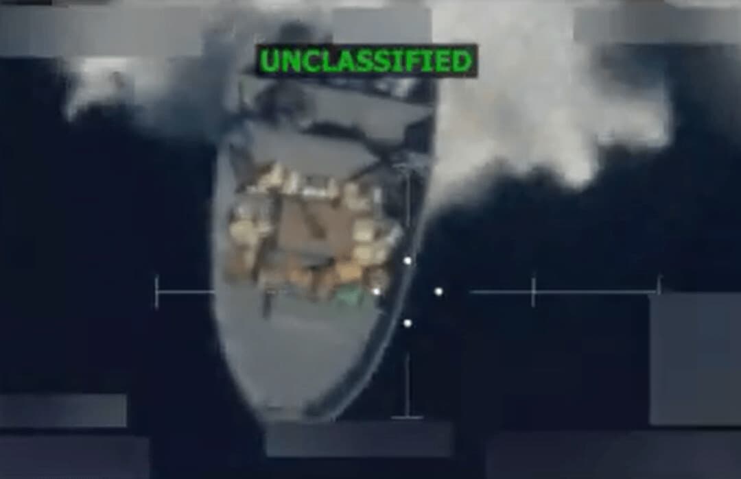 Captura de pantalla del momento previo a un ataque militar estadounidense contra una embarcación sospechosa de transportar narcóticos en el Caribe oriental el 9 de noviembre de 2025. "@SecWar/Secretario de Guerra Pete Hegseth vía X)