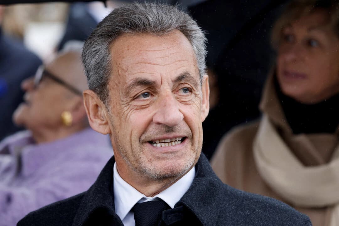 El expresidente francés Nicolas Sarkozy observa mientras asiste a las conmemoraciones del 106.º aniversario del armisticio del 11 de noviembre de 1918, que puso fin a la Primera Guerra Mundial, en la Place de l'Etoile, en París, el 11 de noviembre de 2024. (Ludovic Marin/Reuters).