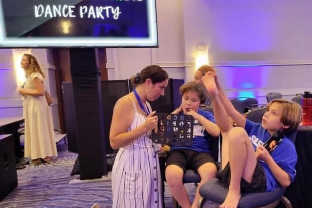 Las personas con autismo que no hablan encuentran su voz y su libertad gracias a los teclados y los tableros de letras