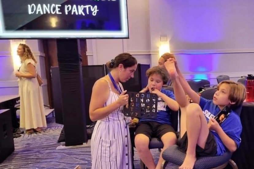 Los niños con autismo no verbal que acuden a la clínica See Me Speak en Nueva Jersey aprenden a comunicarse mediante la ortografía. (Cortesía de See Me Speak).