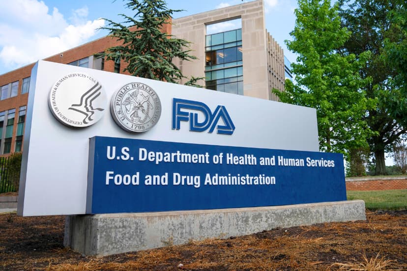 Un cartel de la Administración de Alimentos y Medicamentos (FDA) visto fuera de la sede central el 20 de julio de 2020 en White Oak, Maryland. (Foto de Sarah Silbiger/Getty Images)
