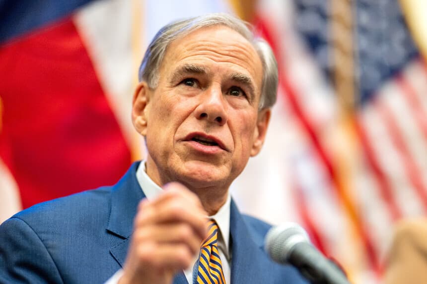 El gobernador de Texas, Greg Abbott, habla durante una rueda de prensa en el Capitolio estatal en Austin el 15 de agosto de 2025. (Brandon Bell/Getty Images).