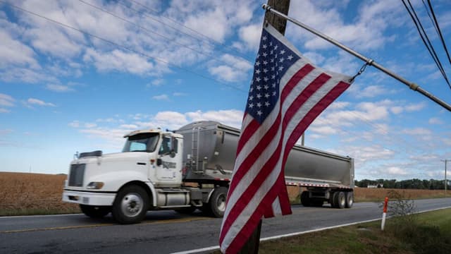 Travis Hutchison, un productor de soya, conduce su camion por un camino rural cerca de la granja de su familia en Cordova, Maryland, el 10 de octubre de 2025. Su familia cultiva 3400 acres de soya, maíz y otros cultivos. (ROBERTO SCHMIDT/AFP vía Getty Images)