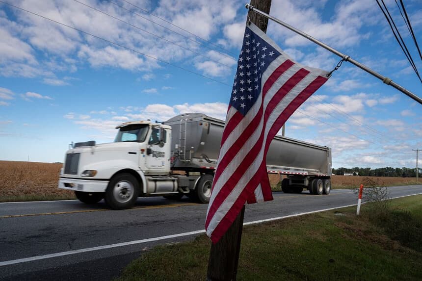 Travis Hutchison, un productor de soya, conduce su camion por un camino rural cerca de la granja de su familia en Cordova, Maryland, el 10 de octubre de 2025. Su familia cultiva 3400 acres de soya, maíz y otros cultivos. (ROBERTO SCHMIDT/AFP vía Getty Images)