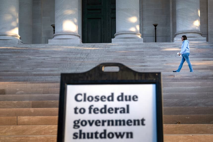 Una mujer pasa junto a un cartel que indica que la Galería Nacional de Arte está cerrada durante el cierre del Gobierno de EE. UU., en Washington, el 6 de octubre de 2025. (Brendan Smialowski/AFP a través de Getty Images).
