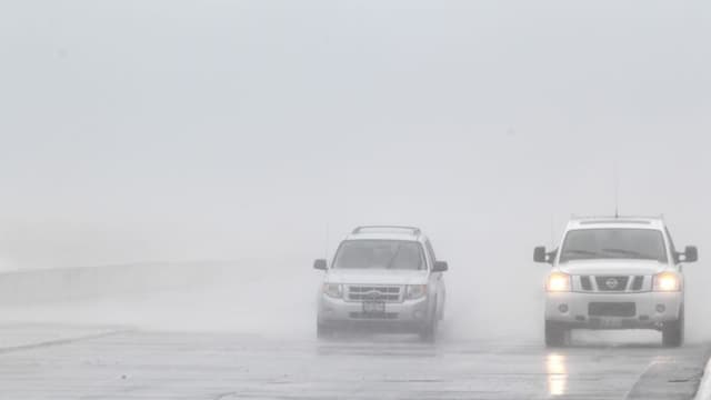 Dos autos transitan durante la intensa lluvia en el puerto de Veracruz (Imagen de archivo. EFE/Ulises Ruiz Basurto)