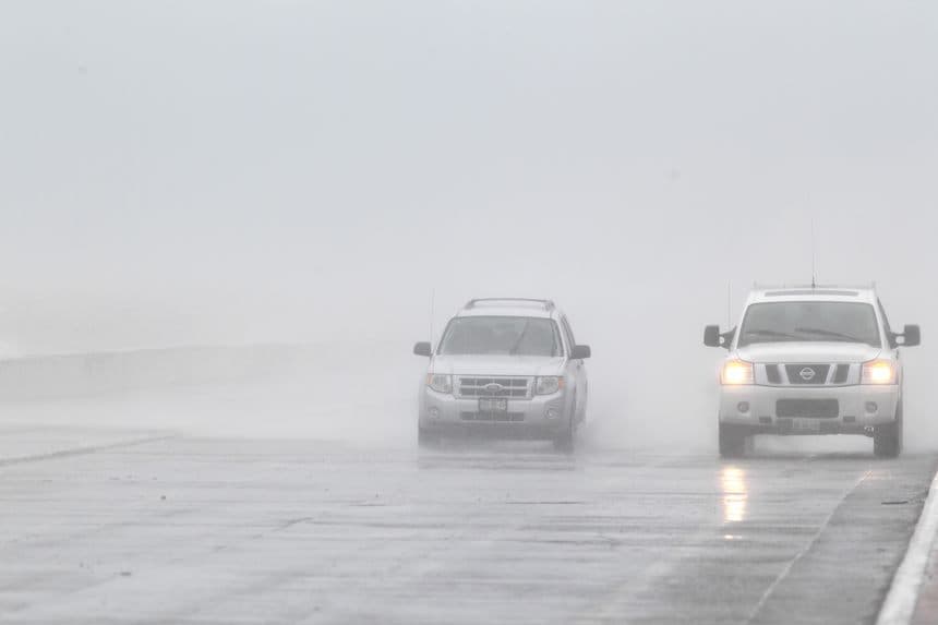 Dos autos transitan durante la intensa lluvia en el puerto de Veracruz (Imagen de archivo. EFE/Ulises Ruiz Basurto)