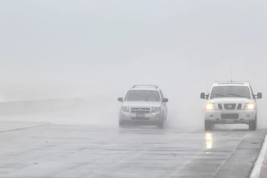 Dos autos transitan durante la intensa lluvia en el puerto de Veracruz (Imagen de archivo. EFE/Ulises Ruiz Basurto)