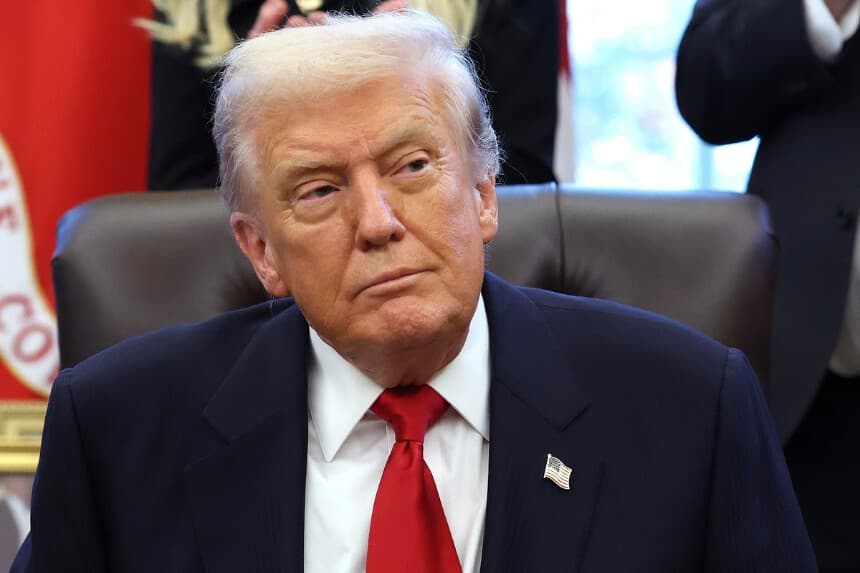 El presidente Donald Trump observa durante la ceremonia de juramento del embajador de Estados Unidos en la India, Sergio Gor, en el Despacho Oval de la Casa Blanca el 10 de noviembre de 2025. (Anna Moneymaker/Getty Images).