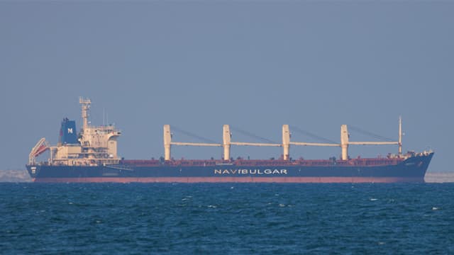 El granelero Knidos-M visto en el mar el 17 de enero de 2024 en Yibuti, Yibuti. (Luke Dray/Getty Images)