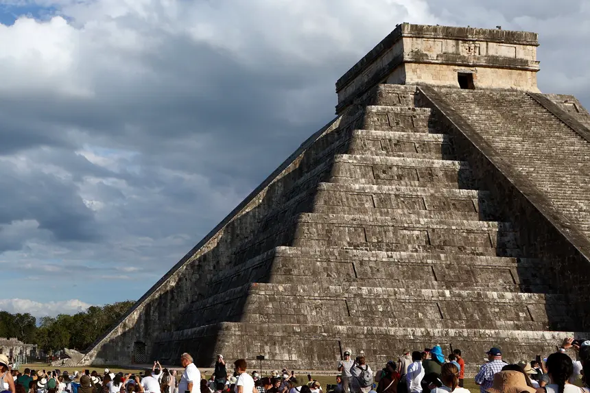Turistas y visitantes se reúnen para observar el descenso de Kukulcán en Chichén Itzá, en la ciudad de Mérida, Yucatán (Imagen de archivo. EFE/ Lorenzo Hernández)