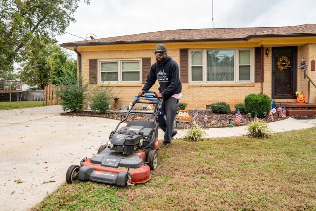 Rodney Smith Jr., fundador de Raising Men Lawn Care Service, corta el césped en Madison, Alabama, el 28 de octubre de 2025. (Samira Bouaou/The Epoch Times).